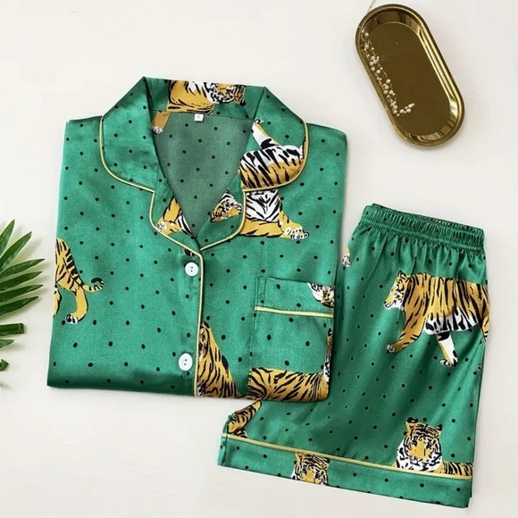Animal Print Satin Pajama Set Green New SZ L ✨✨🔥🔥 - Picture 2 of 3